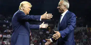 El candidato presidencial republicano Donald Trump abraza al candidato presidencial independiente Robert F. Kennedy Jr. después de recibir su apoyo en un mitin de campaña en el Desert Diamond Arena, el viernes 23 de agosto de 2024, en Glendale, Arizona